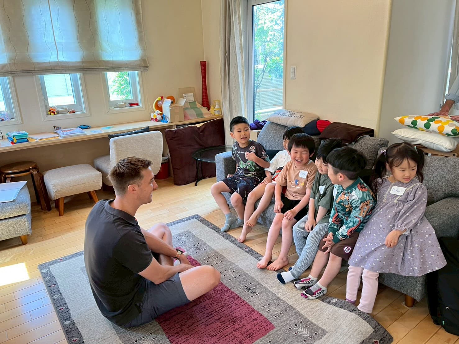 英会話レッスンを楽しむ子どもたち