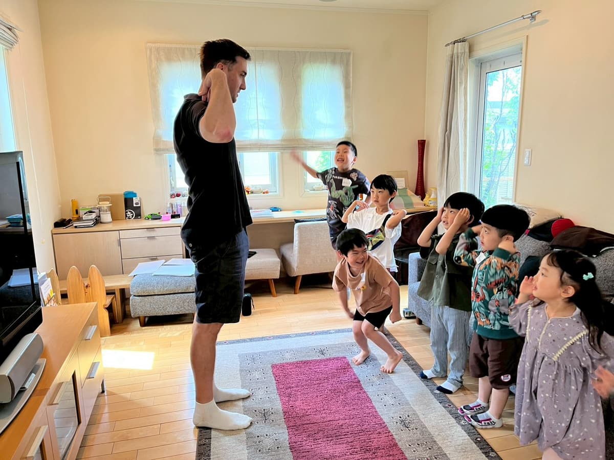 英語のアクティビティを楽しむ子どもたち